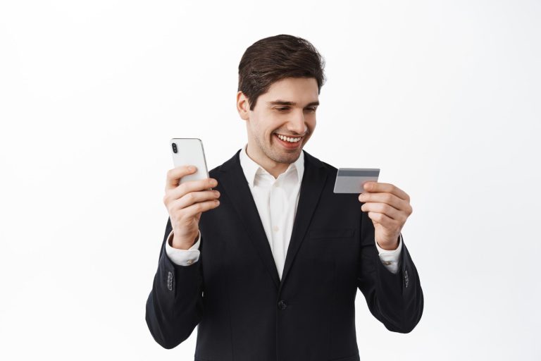 Homem segurando um CareCredit Card.