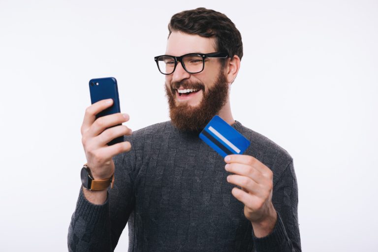 A man holding a Citi Custom Cash card.