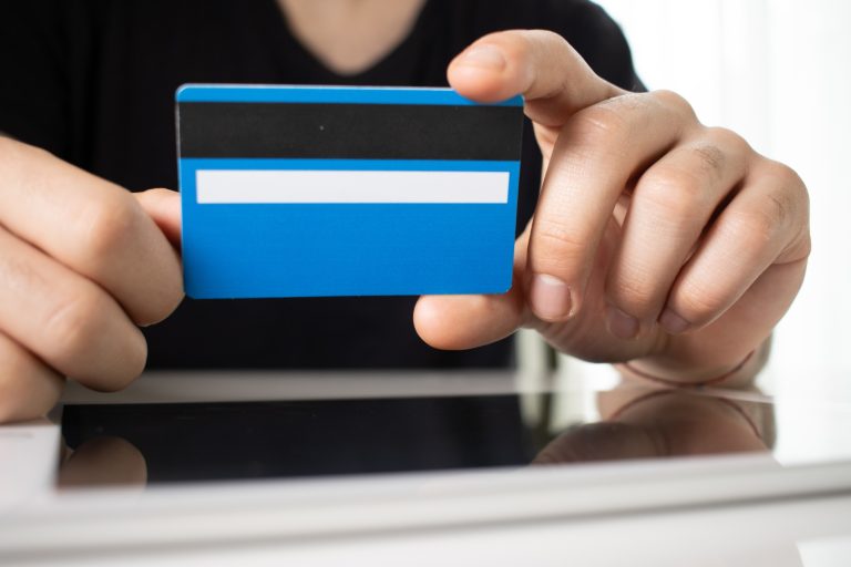 Someon using the Citi Custom Cash Card.