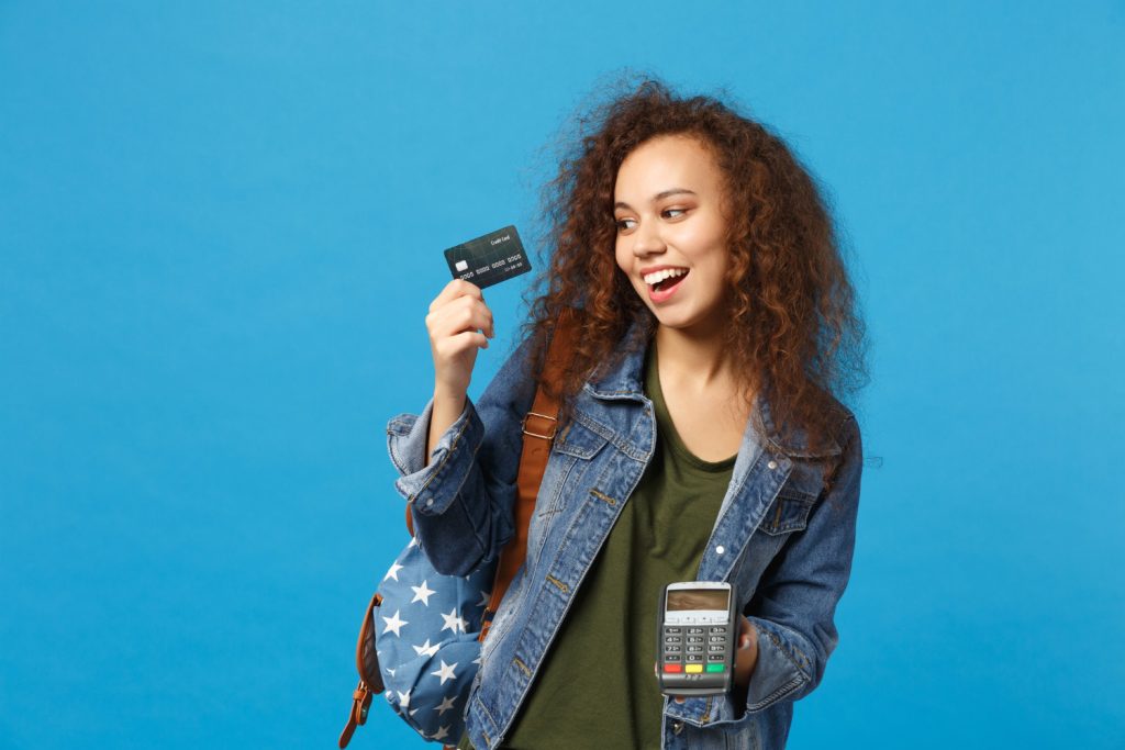 A girl using her Discover it Student Cash Back Card.